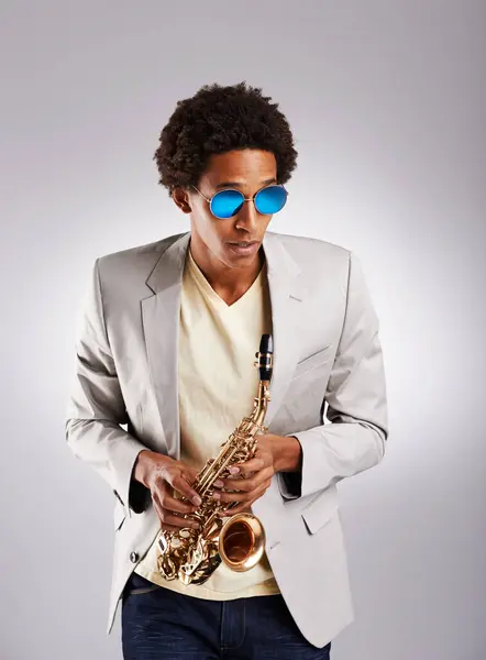 Homem Moda Jazz Com Saxofone Estúdio Óculos Sol Moda Com — Fotografia de Stock