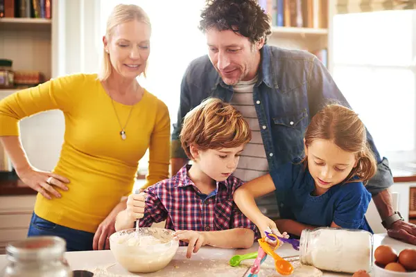 Mãe Pai Filhos Cozinha Assar Biscoitos Para Aprendizagem Desenvolvimento Ligação — Fotografia de Stock