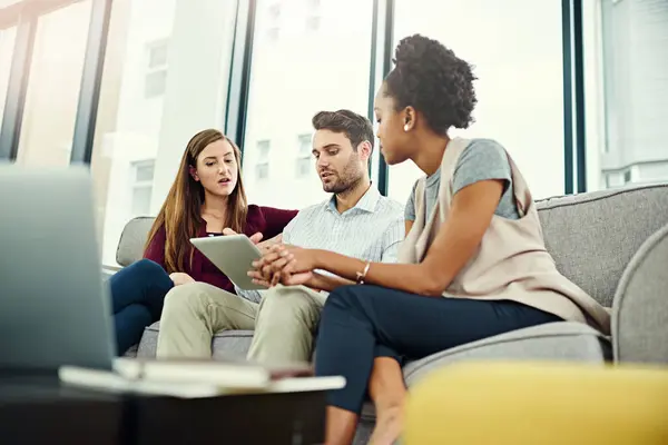 Brainstorming Samtale Forretningsfolk Med Nettbrett Sofa Kommunikasjon Teamarbeid Eller Diskusjon – stockfoto