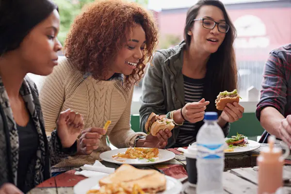 レストラン グループ 友人が食事 社交的な集まり 会話と幸せとの再会 ディスカッションでランチと笑顔で休憩 ファーストフード スナックの多様性 女性と学生 — ストック写真
