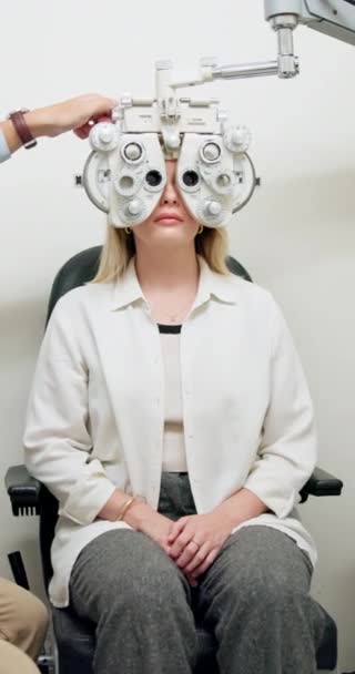 処方レンズ 光景のためのクリニックの機械が付いているオプトメトリ 目のテストおよび女性 医療サービスのためのヘルスケア 医師コンサルティング — ストック動画