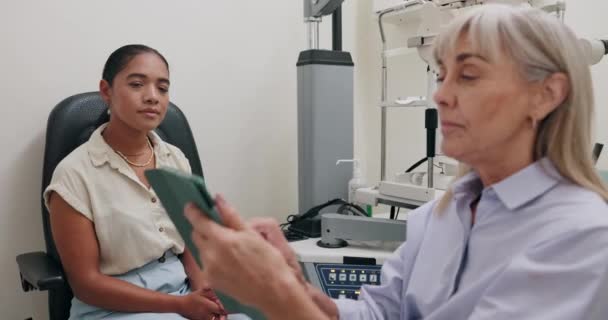 Szemápolás Iroda Tablettával Konzultálva Beteggel Szemészeten Hogy Orvosi Előadást Tartsanak — Stock videók