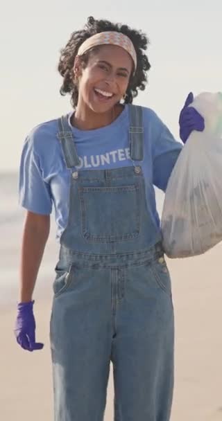 Frau Gesicht Und Freiwillige Mit Plastiktüte Strand Zum Putzen Als — Stockvideo