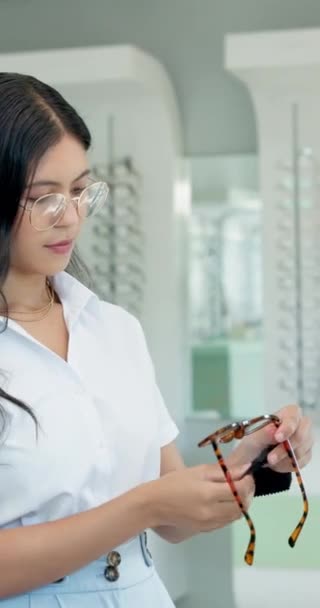 Óculos Loja Mulher Com Lente Limpeza Pano Para Higiene Manutenção — Vídeo de Stock