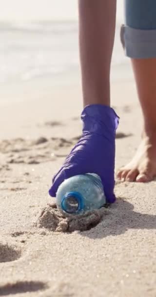 Добровольцы Пластиковые Бутылки Очистка Пляжа Переработки Загрязнения Окружающей Среды Качестве — стоковое видео