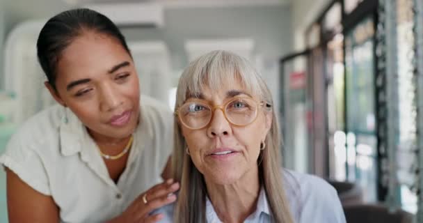Läkare Patient Och Glad För Glasögon Butiken Med Hjälp Stöd — Stockvideo