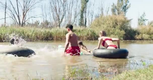 Веселощі Озеро Друзі Плаванням Схвильовані Щасливі Природі Університетських Канікулах Подорожі — стокове відео