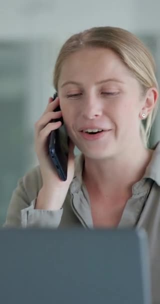 Llamada Telefónica Hablar Mujer Negocios Oficina Para Contacto Discusión Línea — Vídeos de Stock