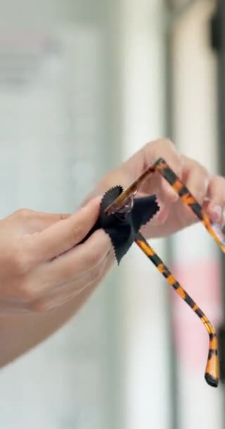 Gafas Tienda Mano Con Lente Limpieza Sobre Tela Para Higiene — Vídeo de stock