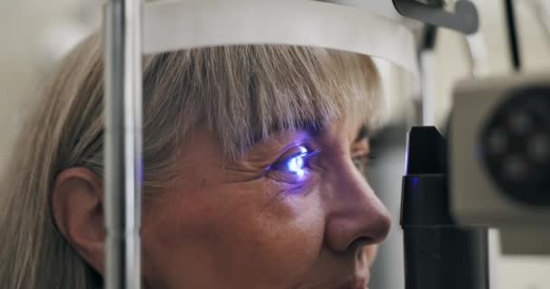 Жінка Обличчя Або Світло Очах Тест Або Офтальмологія Медицина Оптометрія — стокове відео