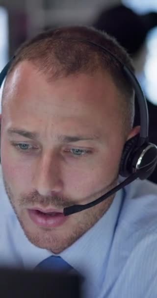 Segurança Homem Fone Ouvido Para Conversar Sala Controle Para Ouvir — Vídeo de Stock