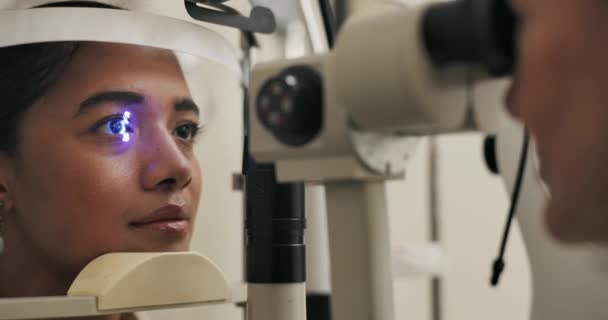 光学試験または相談のためのオフィスのビジョン 女性および目のテスト オプトメトリー テクノロジー オクターメトリーマシン プロ眼科医の女性患者 — ストック動画