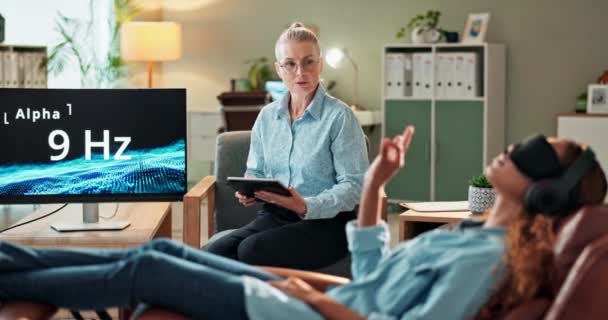Žena Relaxovat Sluchátka Terapeutem Pro Zvukovou Frekvenci Hluk Nebo Pohodlí — Stock video
