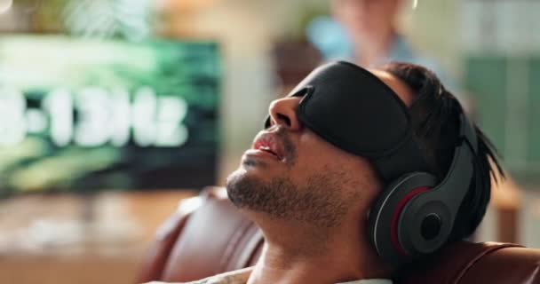 Φίλε Χαλάρωσε Και Ύπνωση Ακουστικά Για Ηχητική Συχνότητα Θόρυβο Άνεση — Αρχείο Βίντεο