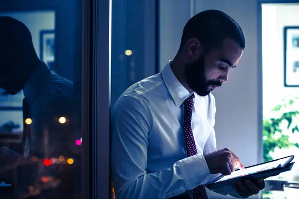Çalışan Erkek Profesyonel Tablet Gece Ofiste Strateji Araştırma Kurumsal Büyüme — Stok fotoğraf