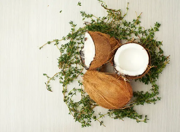 Frisch Kokosnüsse Und Thymian Für Gesunde Ernährung Ausgewogene Ernährung Und — Stockfoto