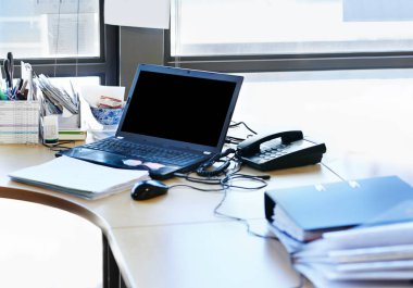 Dizüstü bilgisayar, masa ve dosyalar muhasebe, pazarlama ve online şirket için iş yerinde. Belgeler, iş ve e-posta için masa başında yönetim, bilgisayar ve evrak işleri var.