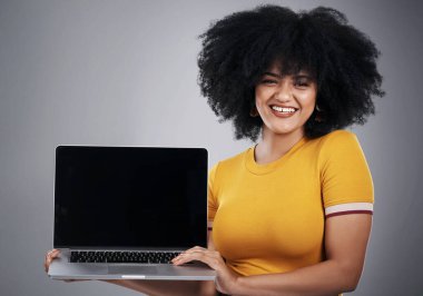 Afrikalı kadın, stüdyo ve dizüstü bilgisayar üniversite, sunum ya da e-öğrenim kaydı ve portresi. Gri arka planda çevrimiçi pazarlama kursuna kaydolacak bilgisayar modeli olan öğrenci.