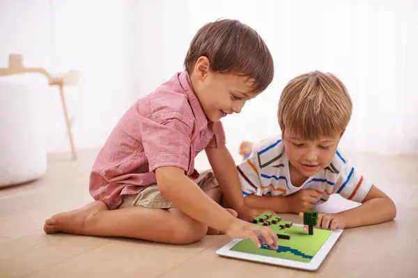 Gutter Barn Tablett Med Spill Virtuell Erfaring Bonding Sammen Hjemmet – stockfoto