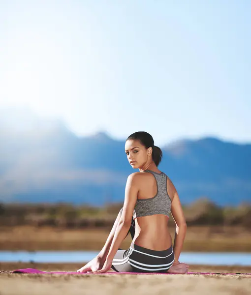 Arka Manzara Kadın Minder Açık Havada Meditasyon Yoga Pratiği Sağiık — Stok fotoğraf