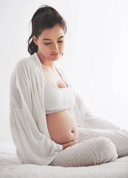 妊娠中 女性またはベッドで心配 母性または健康の夢 健康または家庭での平和のビジョン 休むことを考える 母性の未来を母性の慰めの考えとして想像する — ストック写真