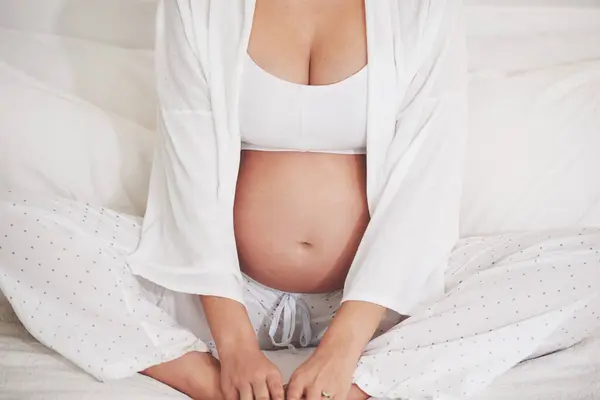 Těhotná Maminka Nebo Sezení Mateřství Postel Nebo Myšlení Zdraví Wellness — Stock fotografie