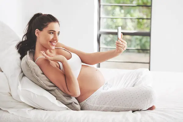 Těhotná Žena Telefon Selfie Nebo Video Hovor Domácí Ložnici Pro — Stock fotografie