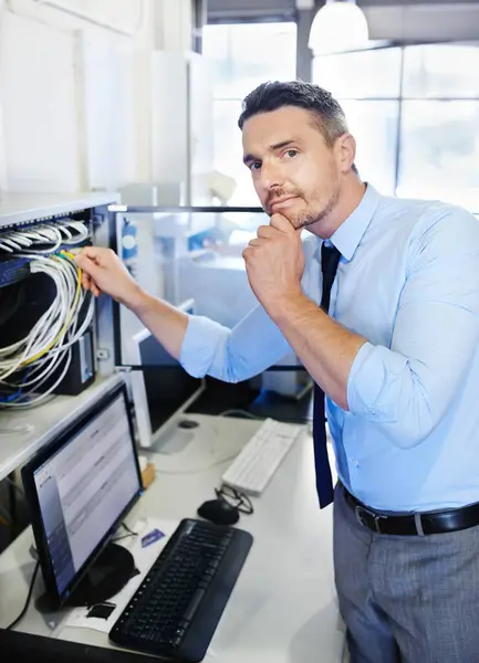 Retrato Hombre Técnico Pensando Cables Hardware Para Fallos Informáticos Copias — Foto de Stock