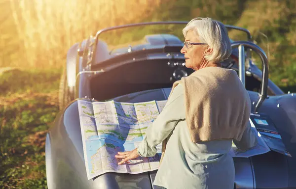 Yaşlı Bir Kadın Araba Seyahat Haritası Emeklilik Tatil Için Imzası — Stok fotoğraf