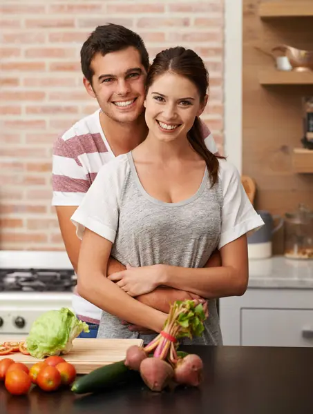 Πορτρέτο Ευτυχισμένη Και Ζευγάρι Αγκαλιά Στην Κουζίνα Για Μαγείρεμα Ευεξία — Φωτογραφία Αρχείου