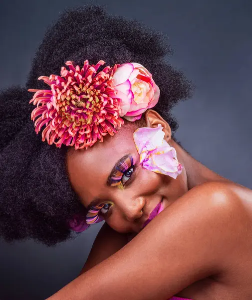 Yeux Fleurs Cils Avec Portrait Femme Noire Studio Sur Fond — Photo