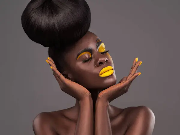 Afrikanisch Frauen Und Studiokunst Mit Make Schönheit Und Kreativem Gelben Stockfoto