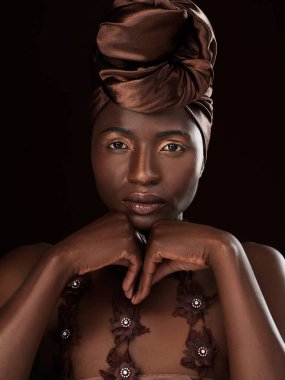 Portre, Afrika şalı ve stüdyo stüdyosunda cilt bakımı yapan bayan, koyu arkaplanda doğal güzellik ve makyaj. Kozmetik, güven ve geleneksel baş örtüsü, ışıltı, cazibe ve kültür için siyah kadın.