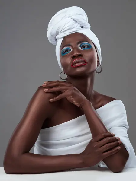 非洲裔 化妆品和富有创造力的女性 对土著文化的美丽感到自豪 用化妆品 绘画和传统风格的色彩在皮肤上的工作室 模型和思考 — 图库照片