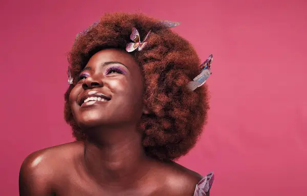Belleza Sonrisa Mujer Negra Con Mariposas Estudio Con Creatividad Arte —  Fotos de Stock