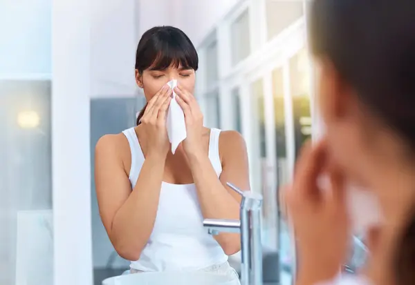 Kadın Hasta Alerji Sağlık Virüs Sabah Hava Değişimi Için Banyoda — Stok fotoğraf