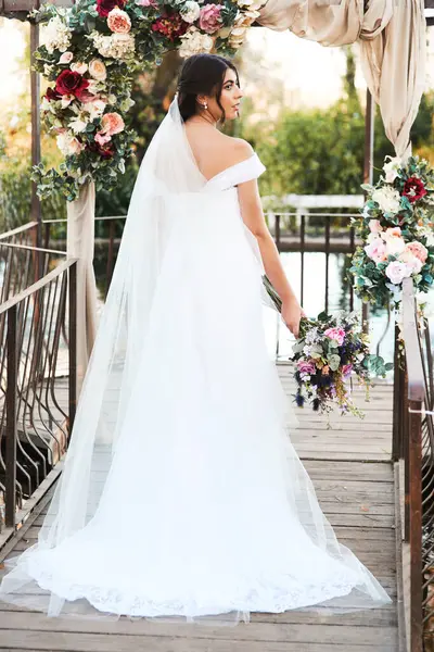 Braut Rücken Und Sommerhochzeit Mit Blumen Romantik Und Feier Für — Stockfoto