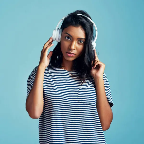 ポートレート ヘッドフォン インドの女性ストリーミングミュージック オーディオ ブルースタジオのバックグラウンドで聞く ラジオのための態度とアプリでヘッドセットと遺伝子Zを持つ深刻な顔 人と少女 — ストック写真