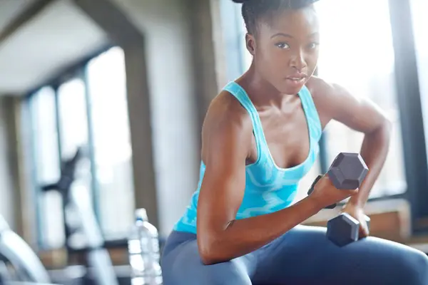 Black Woman Weight Lifting Portrait Gym Workout Dumbbell Fitness Challenge — Stock Photo, Image