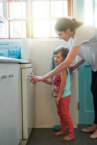 Aide Lave Vaisselle Maman Avec Fille Maison Pour Entretien Ménager — Photo