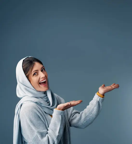 Muçulmano Mulher Espaço Mockup Para Publicidade Colocação Produtos Felicidade Estúdio — Fotografia de Stock