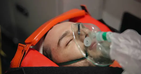 Hasta Sağlık Görevlisi Acil Servis Kaza Oksijen Maskesindeki Öğrenci Tepkilerini — Stok fotoğraf