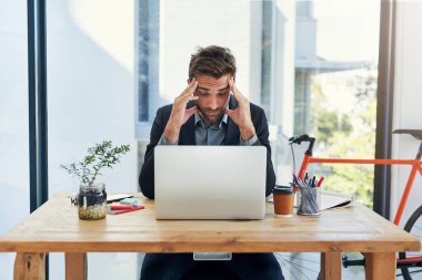 Rapor, eleştiri ya da kötü geri bildirim için ofis içi stresli dizüstü bilgisayar, baş ağrısı ve iş adamı. Bilgisayar, arıza ya da muhasebeci migren krizi, baş dönmesi ya da iflas felaketi yüzünden kafası karışmış..