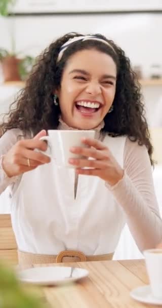 Женщина Кафе Рад Беседу Друзьями Воссоединения Памятью Пить Отдыхать Столом Лицензионные Стоковые Видеоролики