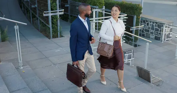 Pria Bisnis Wanita Dan Berbicara Jalan Pada Perjalanan Untuk Bekerja — Stok Foto