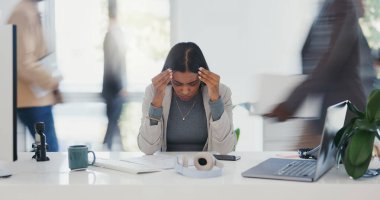 Stres, anksiyete ve yoğun ofisteki kadın. Baş ağrısı, dizüstü bilgisayar ya da son teslim tarihi krizi. Akıl sağlığı, iş ve profesyonel kız bilgisayar, evrak işleri ve kreatif girişimde kaos yaratıyor..