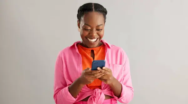 新闻和兴奋的黑人妇女与手机在工作室在线竞争提供灰色背景 智能手机和快乐的女性模特儿 带有注册获奖者或获奖者的应用程序通知 — 图库照片