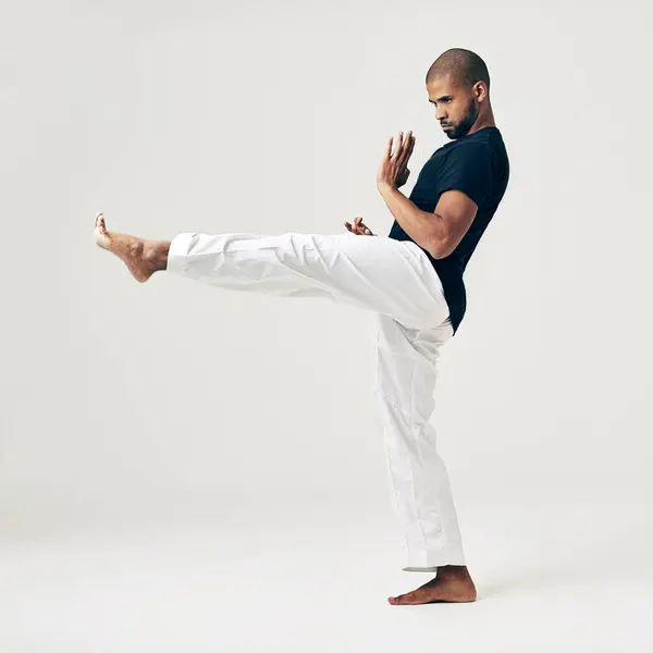 Mann Studio Kampsport Kicktrening Action Karate Trening Hvit Bakgrunn Svart – stockfoto