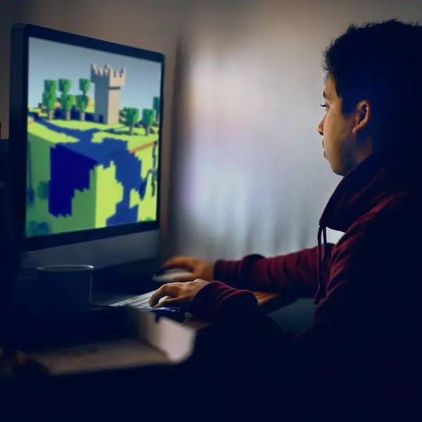 バーチャルエンターテインメント オンラインゲーム テクノロジー用のマウス付きのゲーマー ビデオゲーム キーボード 若い男または専用プレーヤーと楽しいホームチャレンジでデジタルアニメーションで画面を見る — ストック写真