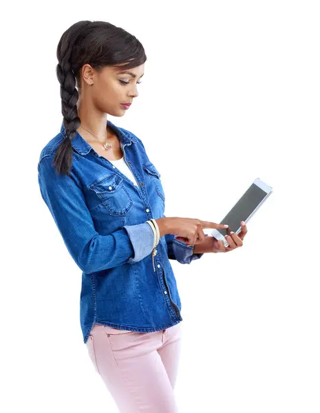 Tyttö Lukeminen Kirjoittaminen Tabletin Studiossa Ebook Reader Oppimisen Sovellus Valkoisella — kuvapankkivalokuva